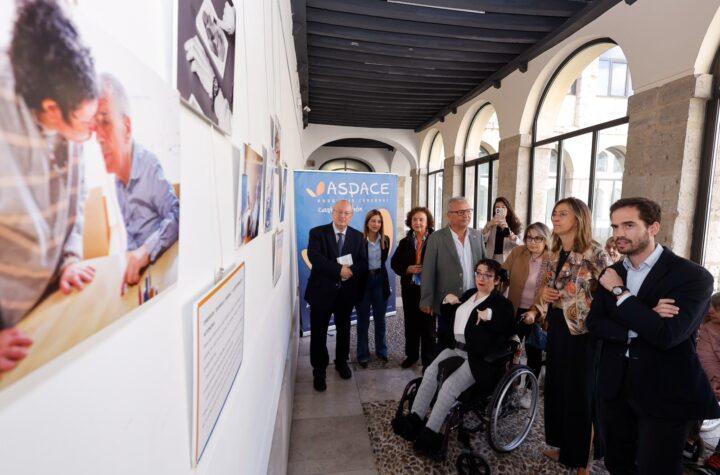 Exposición fotográfica «Envejecimiento y parálisis cerebral: Miradas que siguen sumando vida» en el Claustro del Monasterio de San Benito, organizada por ASPACE Castilla y León y ASPACE Valladolid