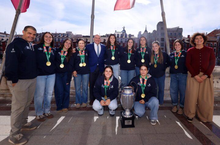 El alcalde se reúne con los equipos femenino junior y senior del CPLV