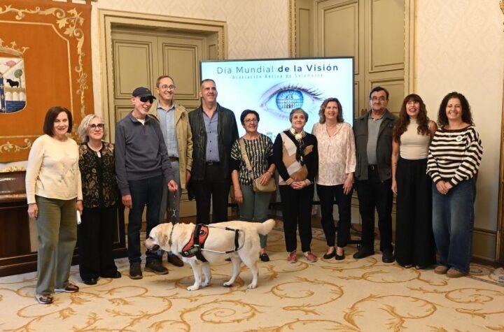 El Ayuntamiento reafirma su compromiso con la accesibilidad universal en el Día Mundial de la Visión con la Asociación Retina Salamanca
