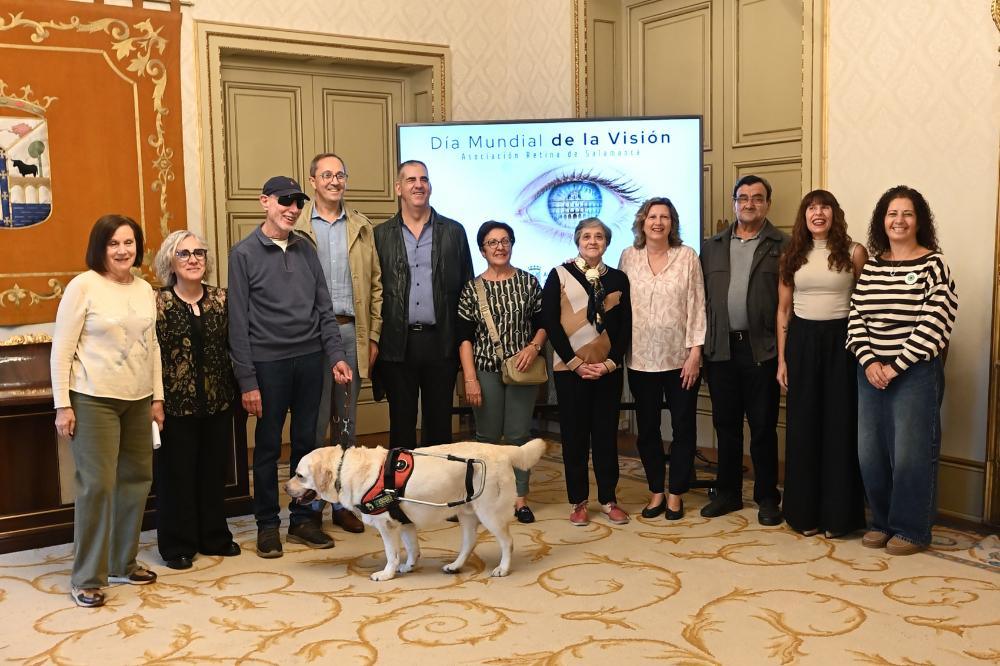 El Ayuntamiento reafirma su compromiso con la accesibilidad universal en el Día Mundial de la Visión con la Asociación Retina Salamanca