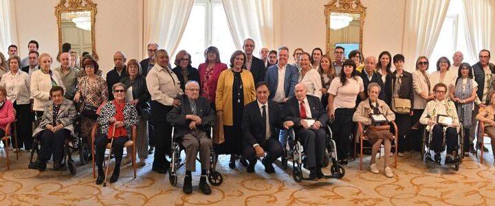 El alcalde homenajea a diez centenarios por su dedicación y legado en la ciudad