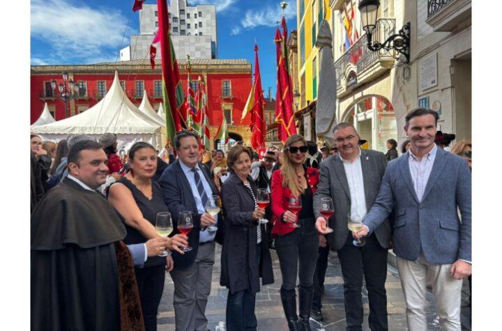 Los pendones desfilan por el Paseo del Muro de San Lorenzo en la exitosa III Feria de Productos de León en Gijón