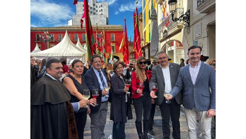 Los pendones desfilan por el Paseo del Muro de San Lorenzo en la exitosa III Feria de Productos de León en Gijón