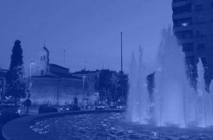El Ayuntamiento ilumina de azul la fuente de la Puerta de Zamora por el Día Nacional de la Espondilitis Anquilosante