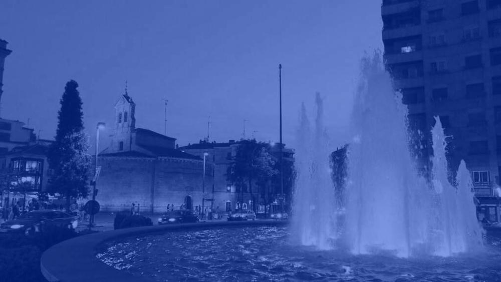 El Ayuntamiento ilumina de azul la fuente de la Puerta de Zamora por el Día Nacional de la Espondilitis Anquilosante