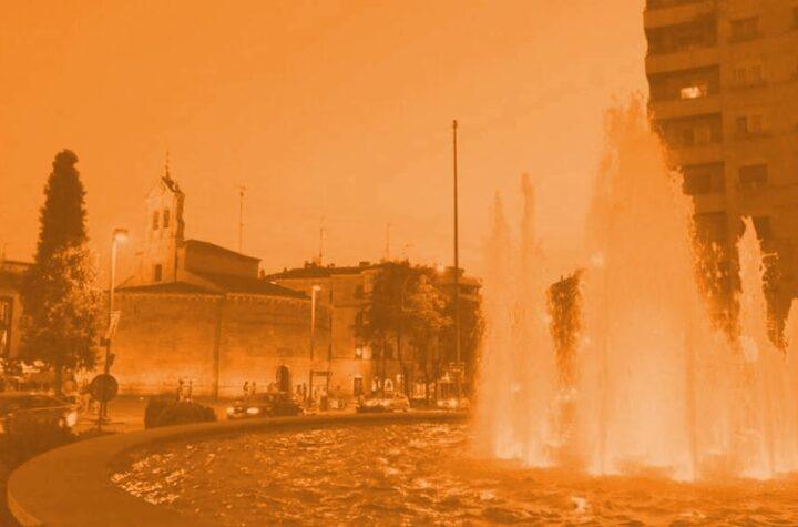 La fuente de la Puerta de Zamora se ilumina de naranja por el Día Mundial de la Salud Mental