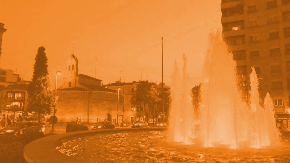 La fuente de la Puerta de Zamora se ilumina de naranja por el Día Mundial de la Salud Mental