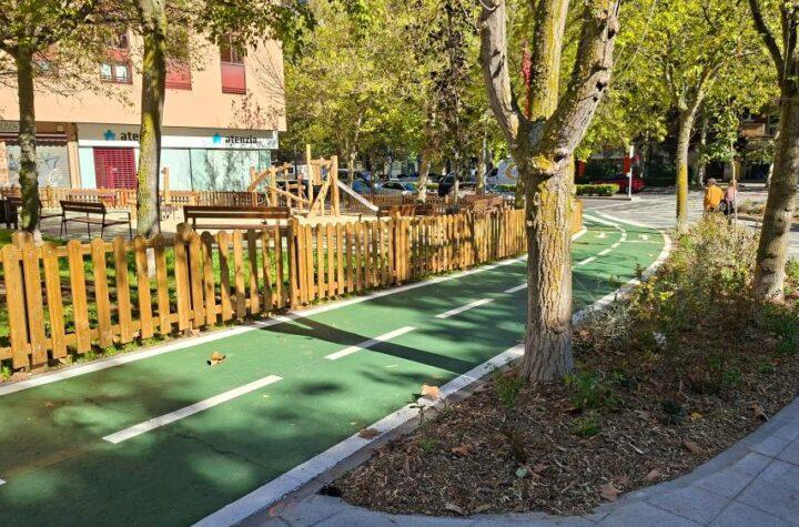 El Ayuntamiento de Salamanca inaugura un nuevo parque infantil junto a la Biblioteca Pública Municipal Torrente Ballester