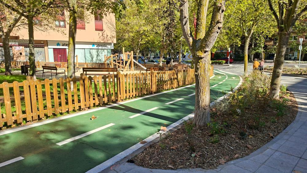 El Ayuntamiento de Salamanca inaugura un nuevo parque infantil junto a la Biblioteca Pública Municipal Torrente Ballester