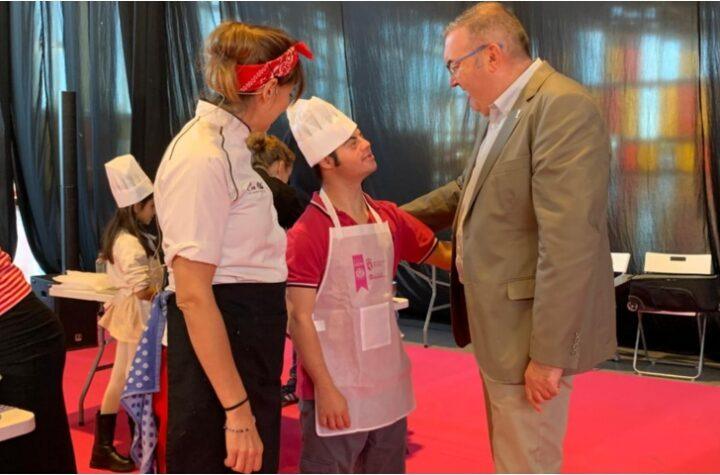 La XXXII Feria de los Productos de León celebra el IX Concurso Nacional de Cortadores de Jamón y una gran queimada popular el domingo