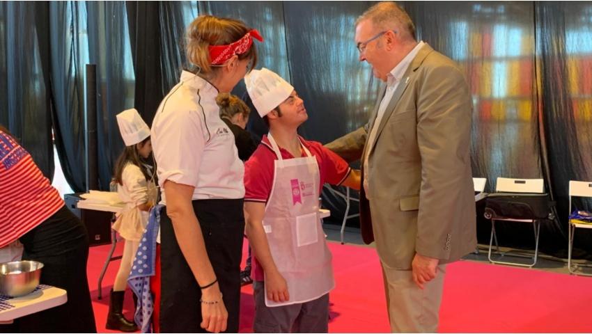La XXXII Feria de los Productos de León celebra el IX Concurso Nacional de Cortadores de Jamón y una gran queimada popular el domingo