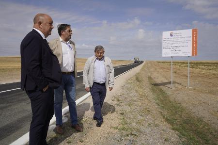 Miguel Ángel de Vicente supervisa las mejoras en la carretera Añe Carbonero de Ahusín y el aparcamiento del CSS La Fuencisla